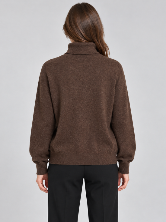Maglione donna HAVEONE marrone a collo alto, retro su modella, elaborata con IA