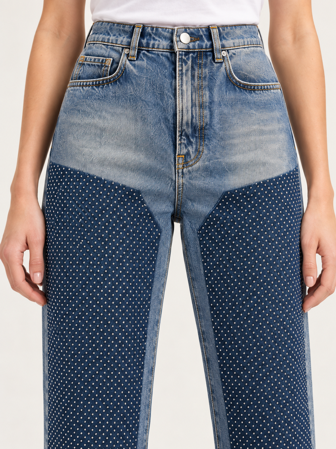 Jeans Pinko con inserti e dettagli luminosi su modella, dettaglio