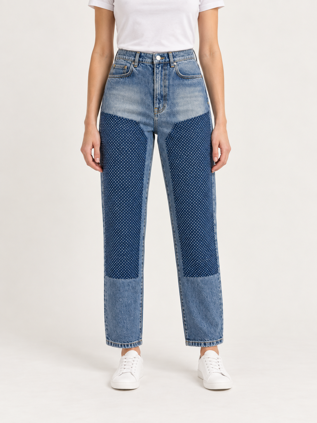 Jeans Pinko con inserti e dettagli luminosi su modella, fronte