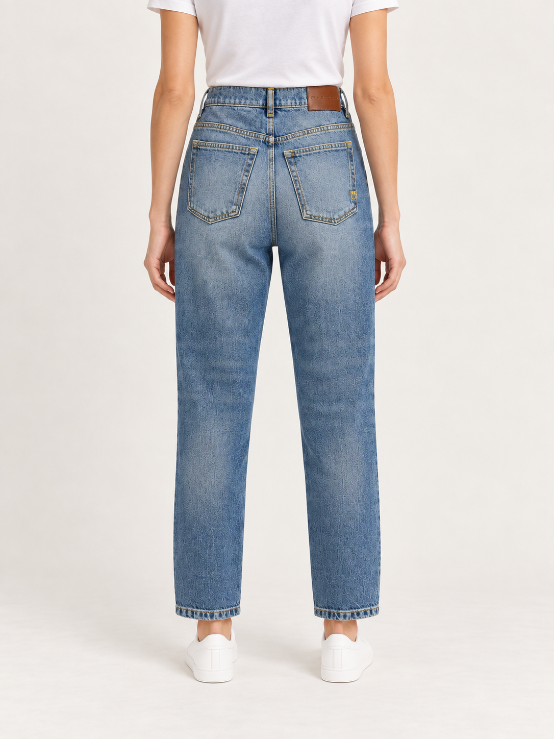 Jeans Pinko con inserti e dettagli luminosi su modella, retro