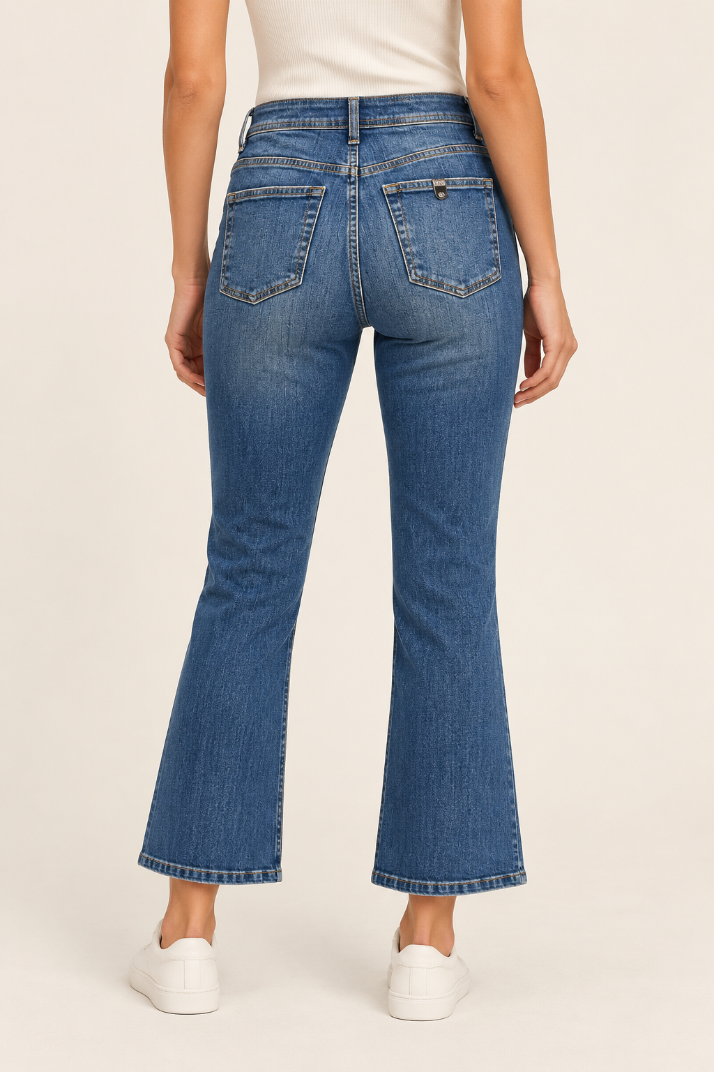 Jeans Liu Jo con bottoni a vista e tasche con zip - vista posteriore su modella