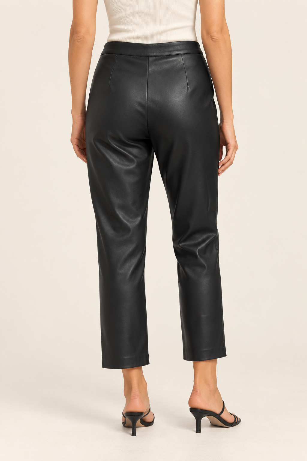 Pantalone nero Liu Jo in ecopelle - vista posteriore su modella