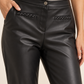 Pantalone nero Liu Jo in ecopelle - dettaglio su modella