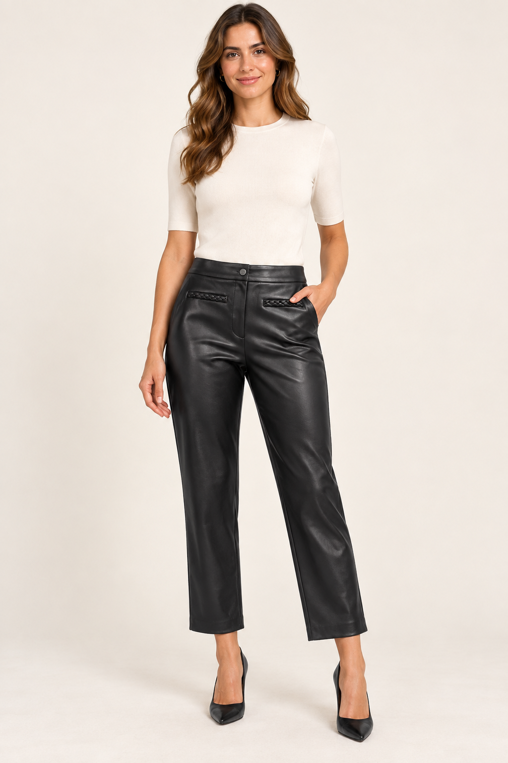 Pantalone nero Liu Jo in ecopelle - vista anteriore su modella