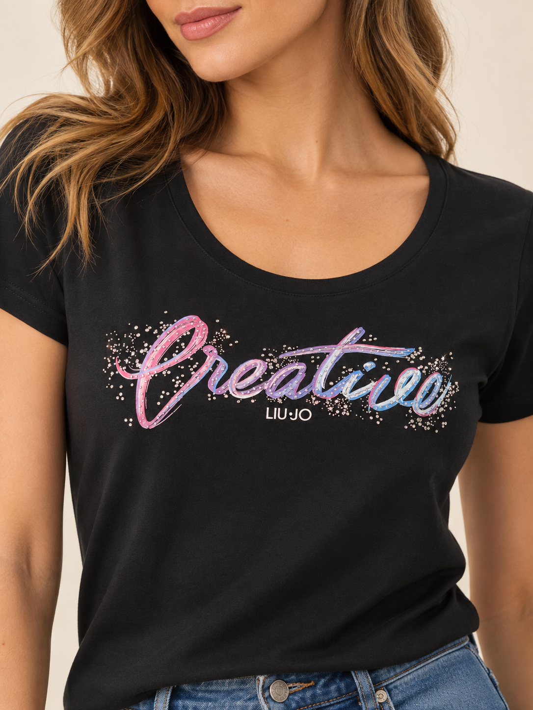 T-shirt nera Liu Jo Creative - dettaglio su modella