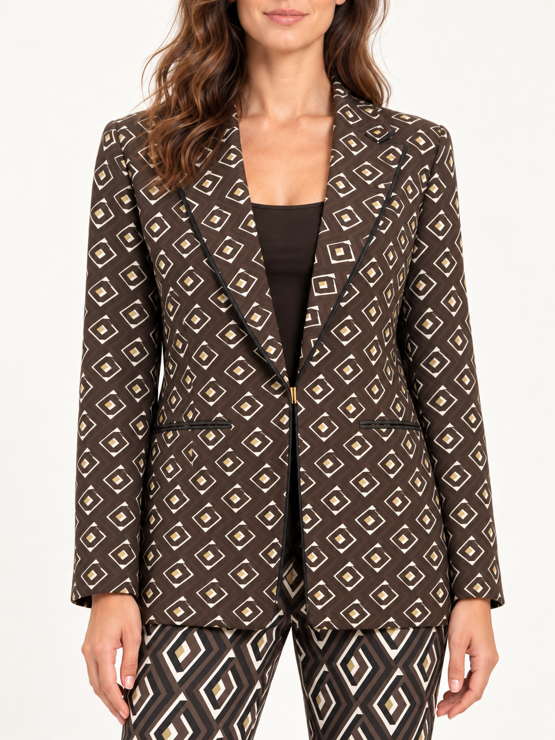 Tailleur Malìparmi fantasia marrone su modella — dettaglio