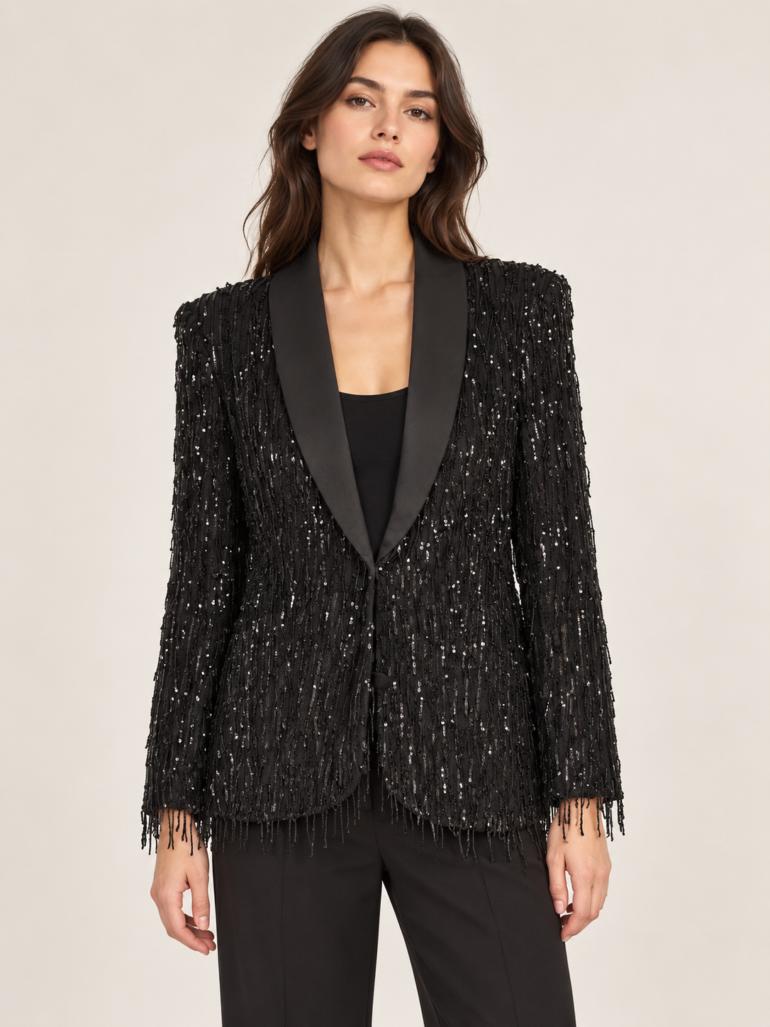 Giacca Meimeij nera con frange e paillettes su modella - fronte