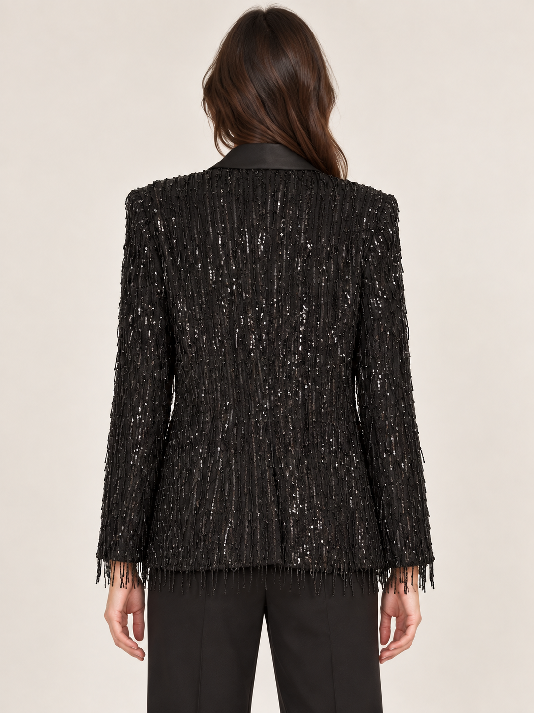 Giacca Meimeij nera con frange e paillettes su modella - retro