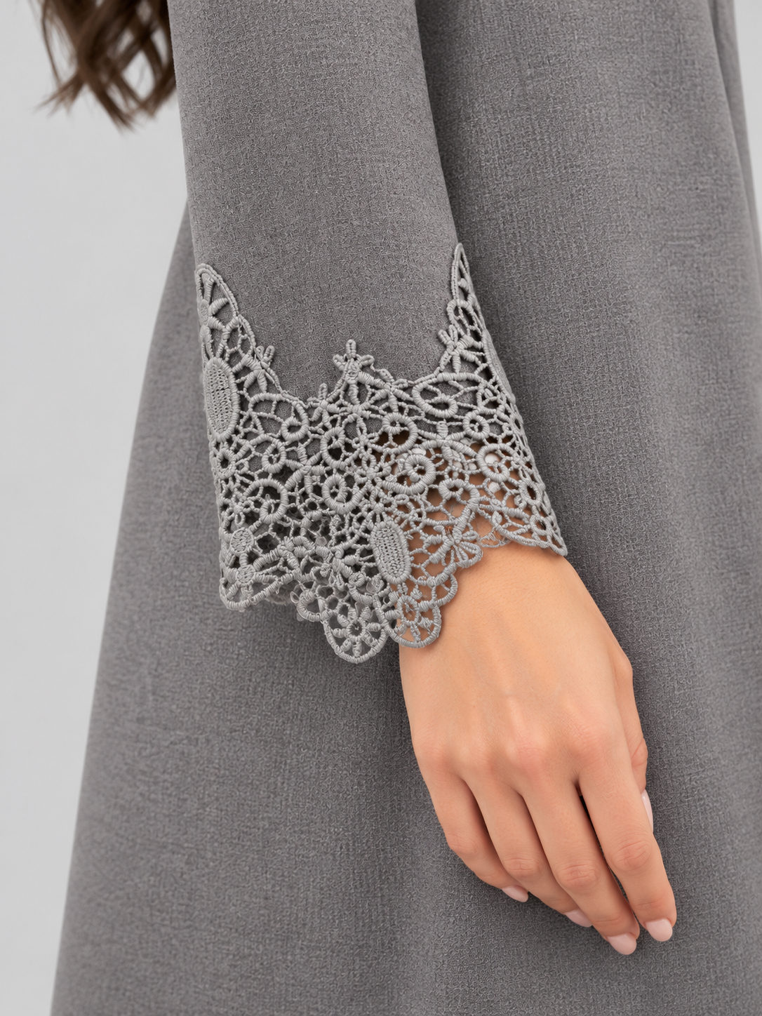Abito MDL grigio con pizzo ai polsi - dettaglio