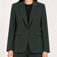 Motel tailleur verde con pantaloni ampi, dettaglio su modella