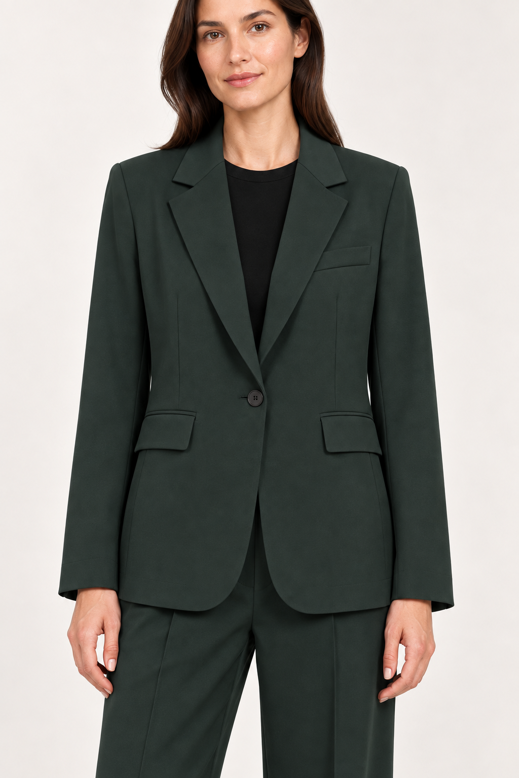 Motel tailleur verde con pantaloni ampi, dettaglio su modella
