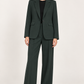 Motel tailleur verde con pantaloni ampi, fronte su modella