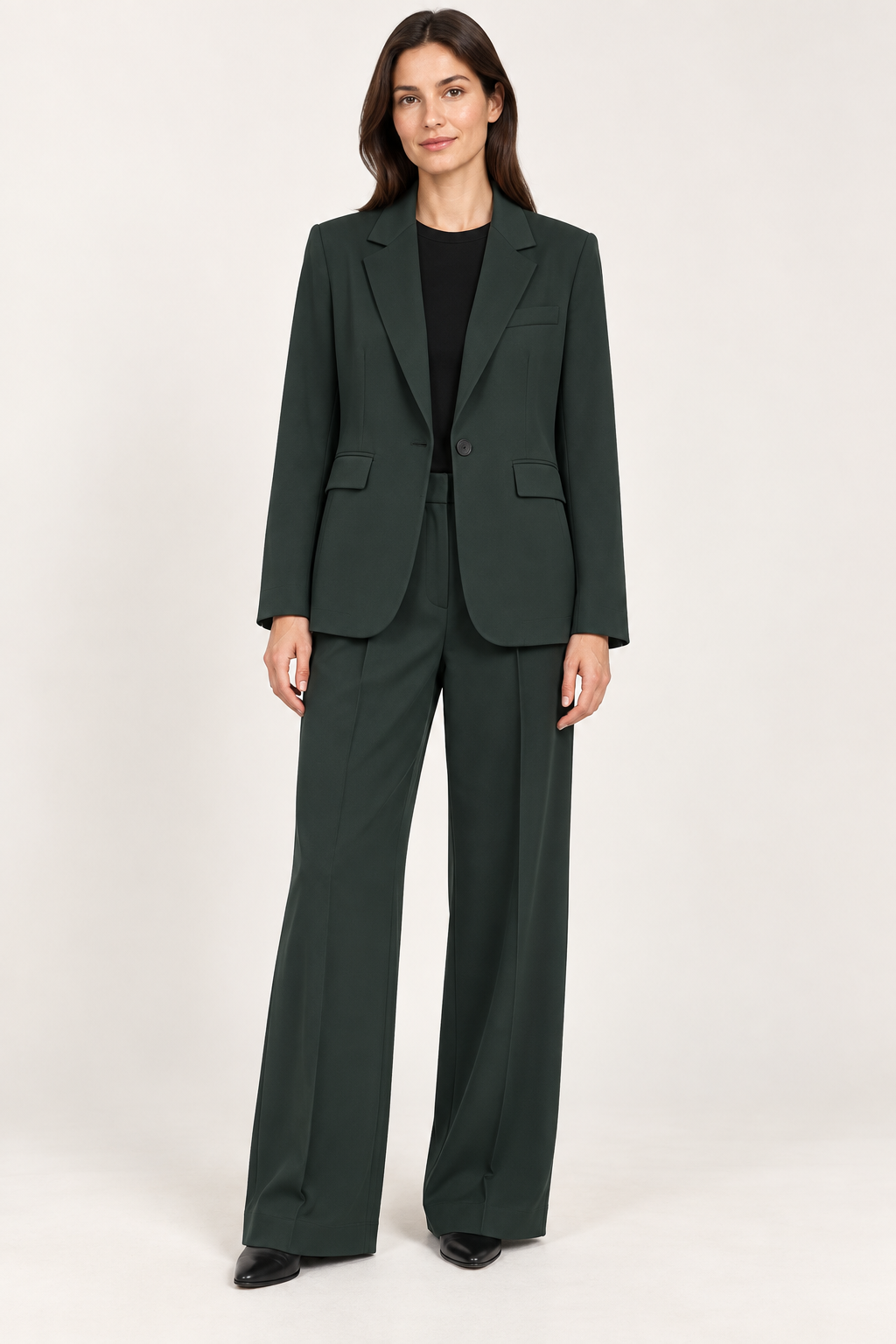 Motel tailleur verde con pantaloni ampi, fronte su modella
