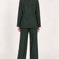 Motel tailleur verde con pantaloni ampi, retro su modella