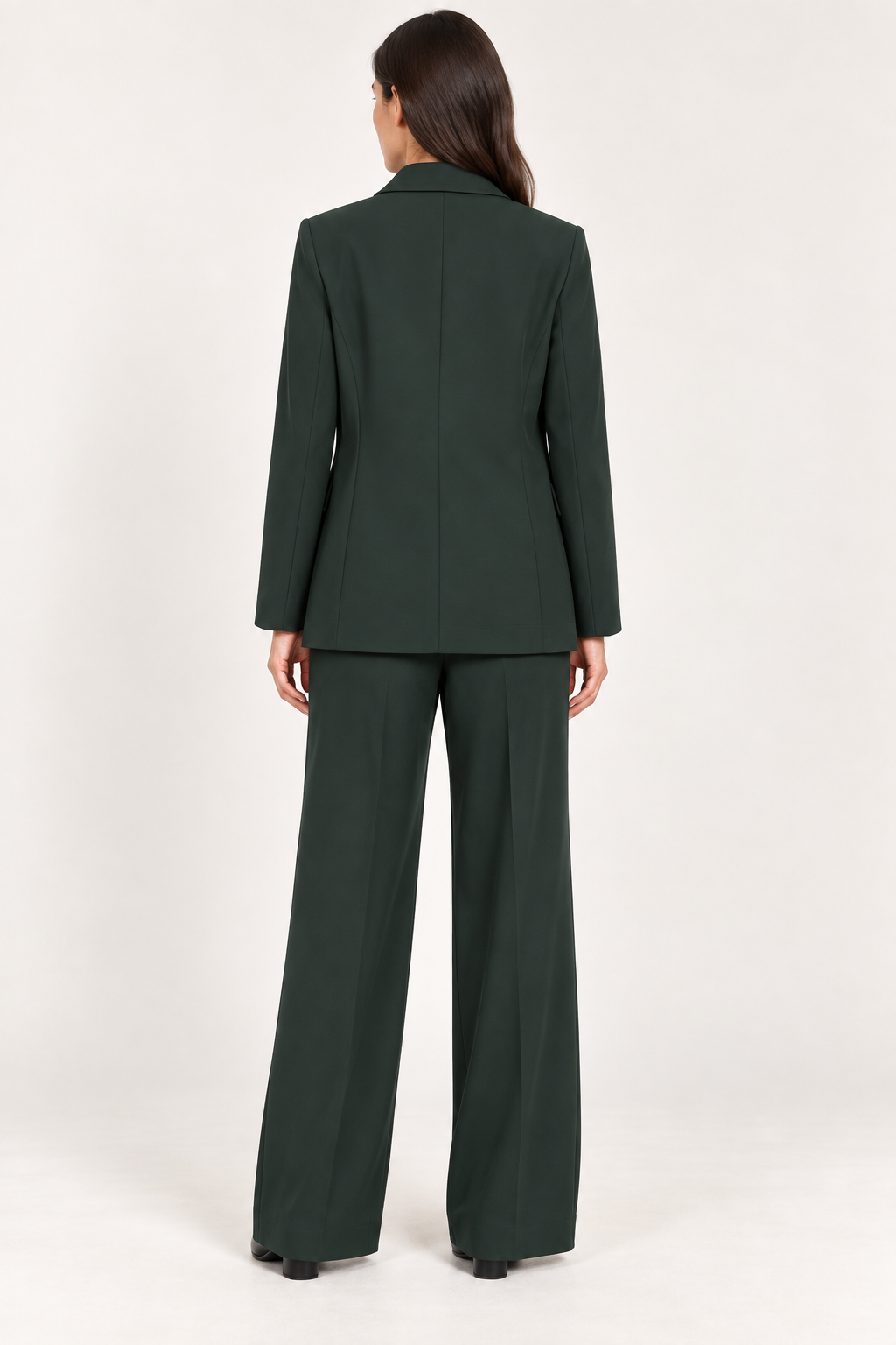 Motel tailleur verde con pantaloni ampi, retro su modella