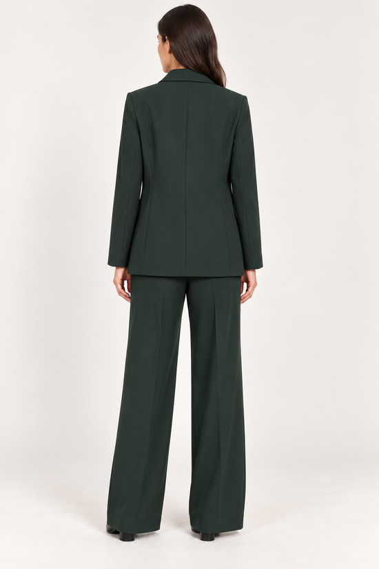 Motel tailleur verde con pantaloni ampi, retro su modella