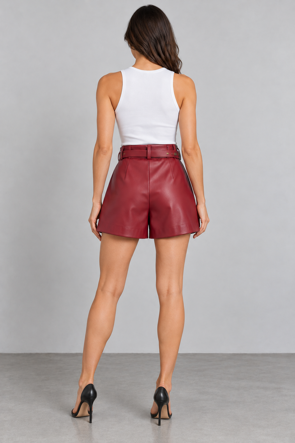 Pantaloncino donna Motel bordeaux con cintura, retro — immagine elaborata con IA