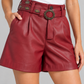 Pantaloncino donna Motel bordeaux con cintura, dettaglio — immagine elaborata con IA