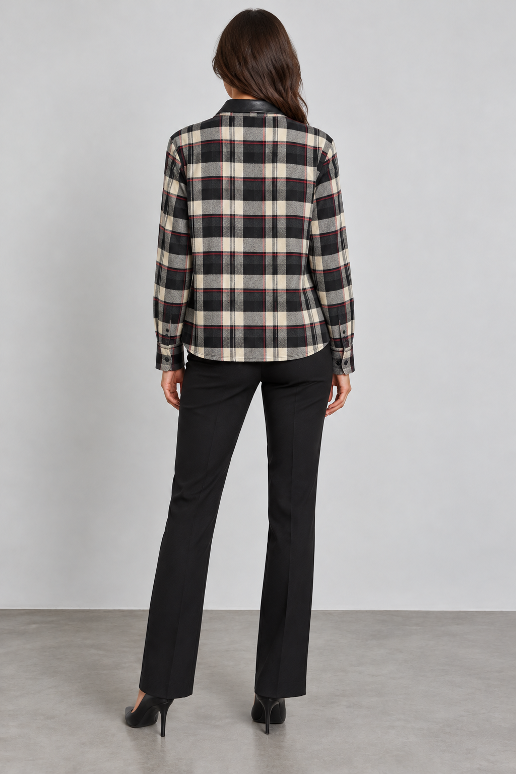 Camicia donna Motel a quadri con cravatta, retro — immagine elaborata con IA