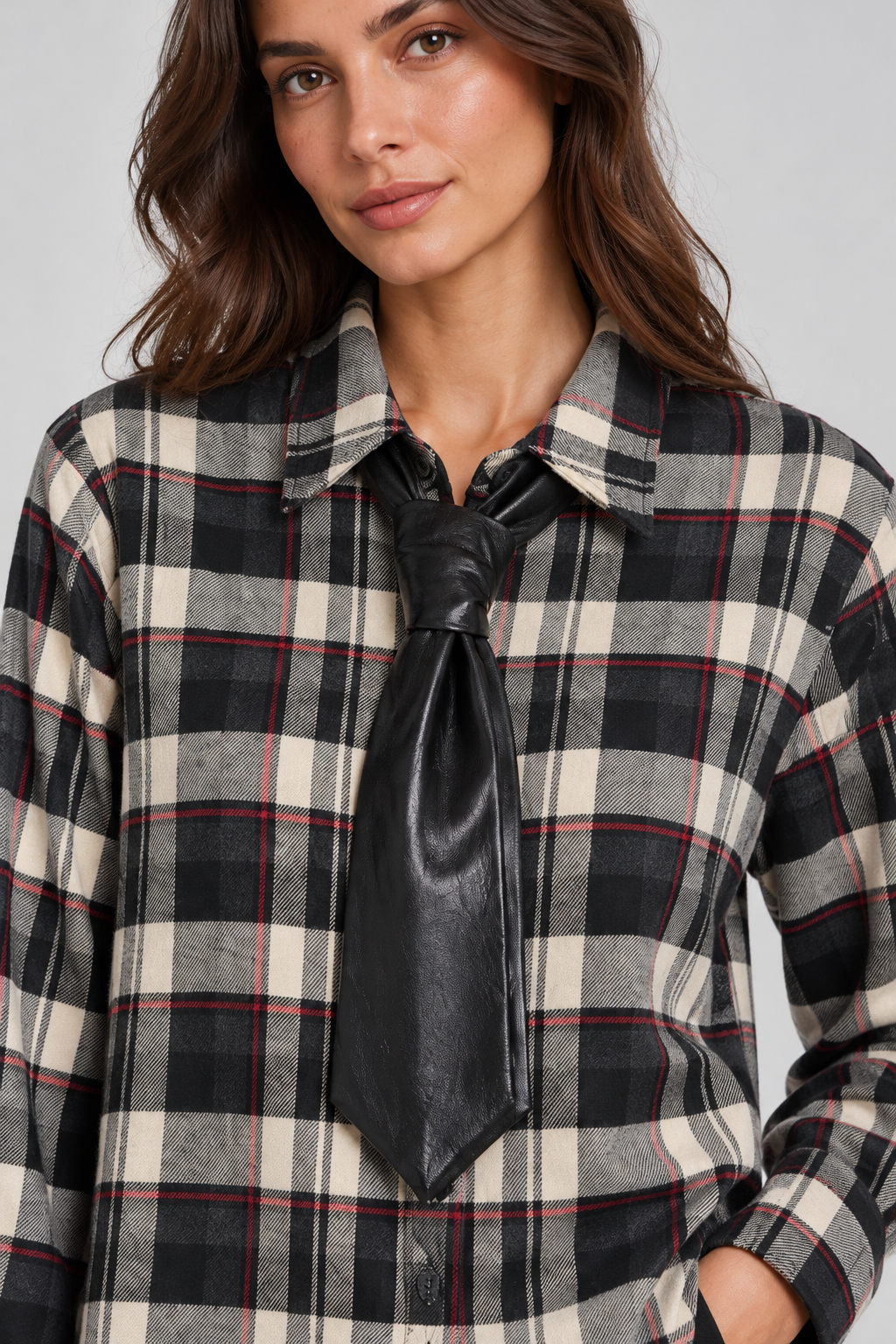 Camicia donna Motel a quadri con cravatta, dettaglio — immagine elaborata con IA