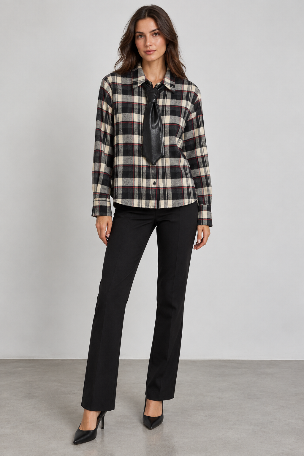 Camicia donna Motel a quadri con cravatta, fronte su modella — immagine elaborata con IA