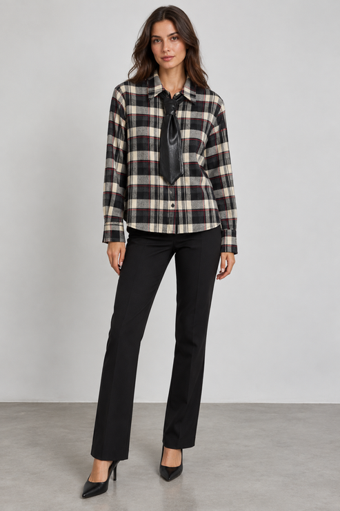Camicia donna Motel a quadri con cravatta, fronte su modella — immagine elaborata con IA