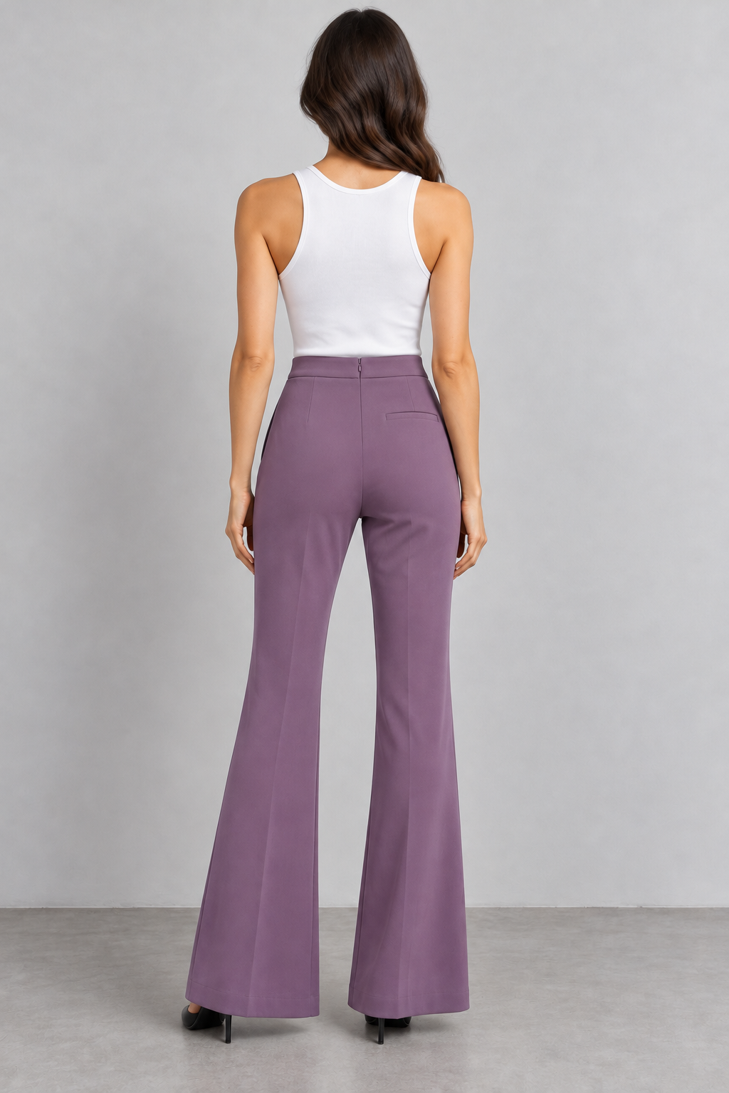 Pantalone donna Imperial malva svasato, retro — immagine elaborata con IA