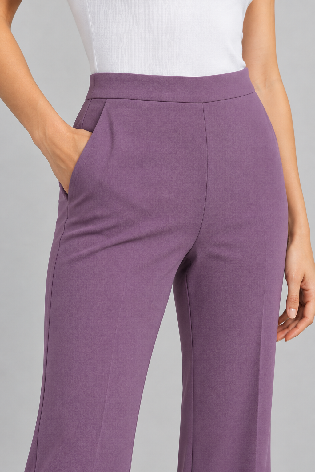 Pantalone donna Imperial malva svasato, dettaglio — immagine elaborata con IA