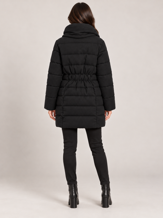 Alessia Santi – Cappotto nero trapuntato con collo avvolgente – vista retro su modella, immagine elaborata con IA