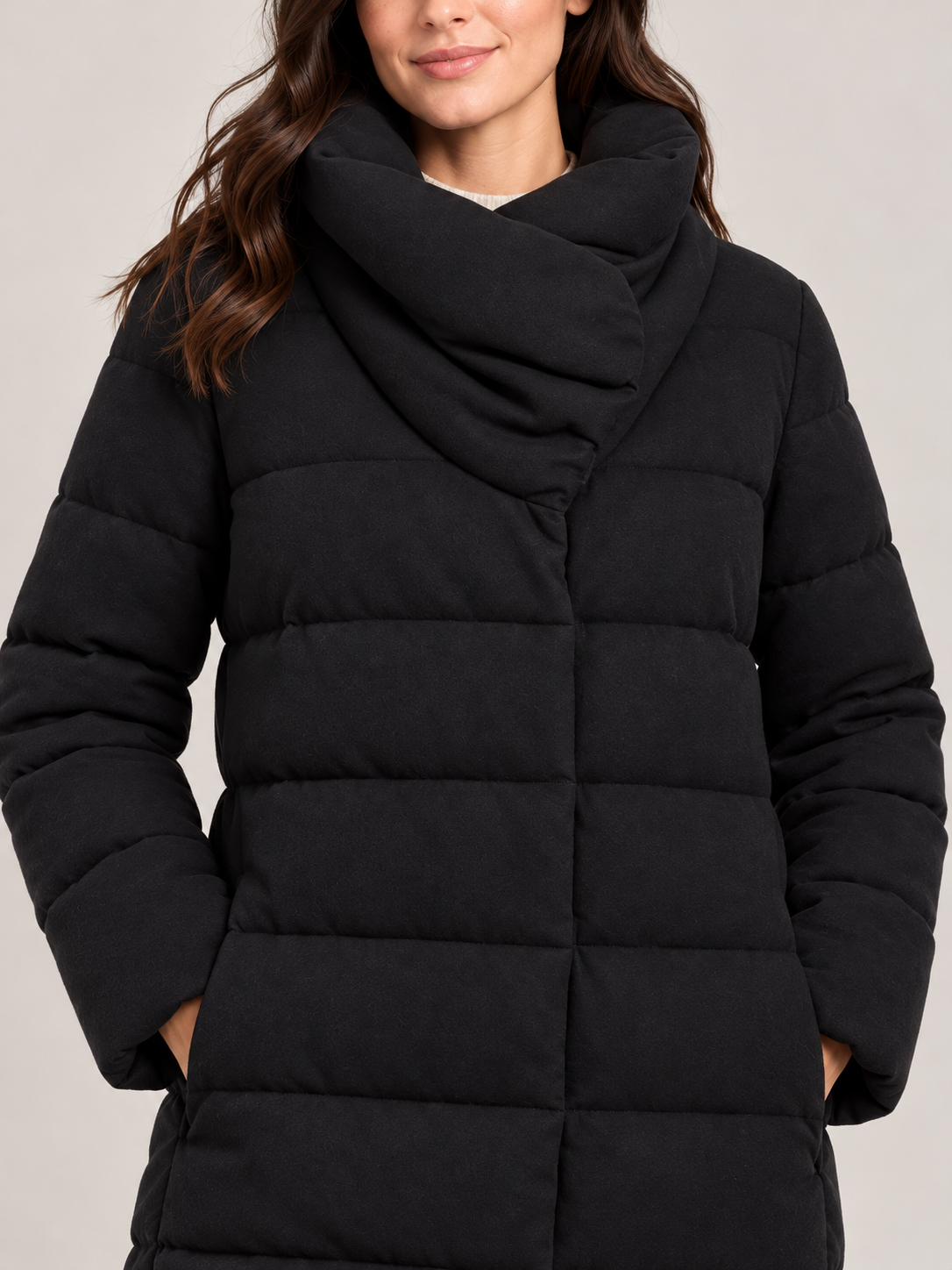 Alessia Santi – Cappotto nero trapuntato con collo avvolgente – vista dettaglio su modella, immagine elaborata con IA