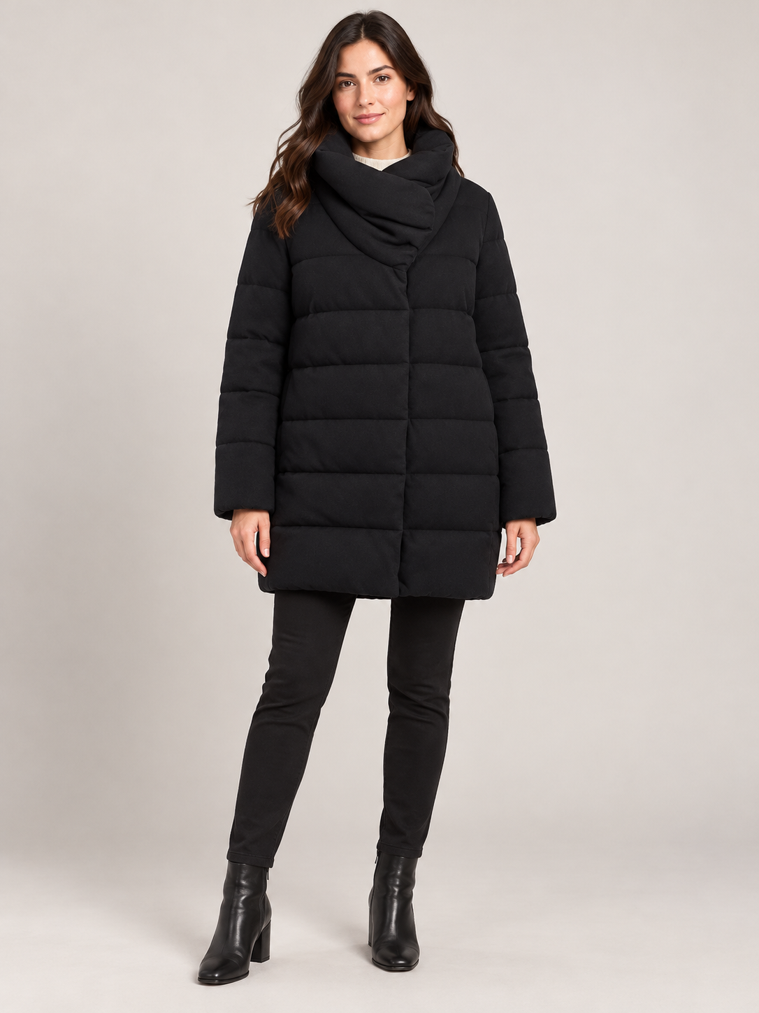 Alessia Santi – Cappotto nero trapuntato con collo avvolgente – vista fronte su modella, immagine elaborata con IA