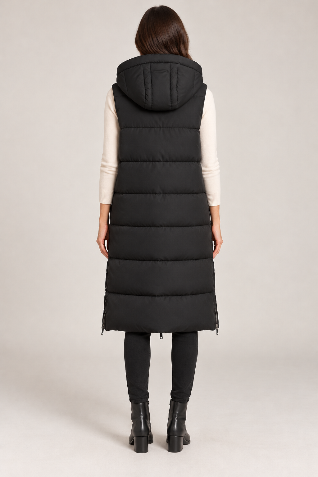 Malìparmi – Piumino smanicato lungo reversibile nero – vista retro su modella, immagine elaborata con IA