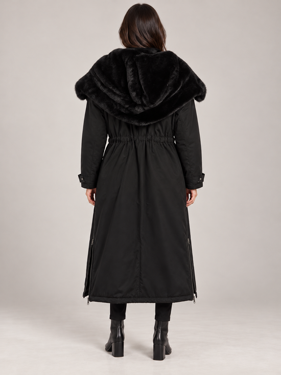 Emma & Gaia – Cappotto lungo nero con cappuccio – vista retro su modella, immagine elaborata con IA