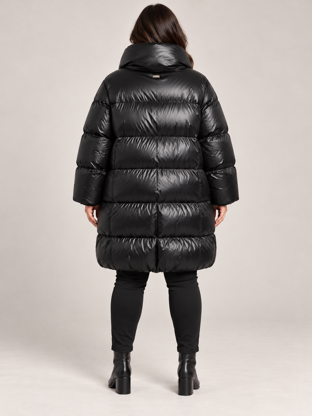 Emma & Gaia – Piumino nero lucido con collo alto – vista retro su modella, immagine elaborata con IA