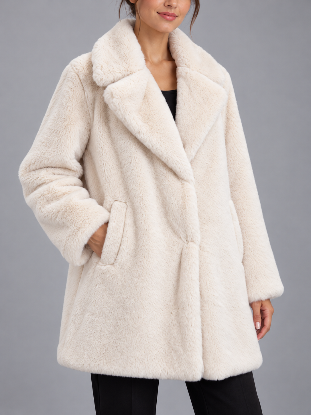 Cappotto donna HAVEONE effetto pelliccia panna - dettaglio - immagine elaborata con IA