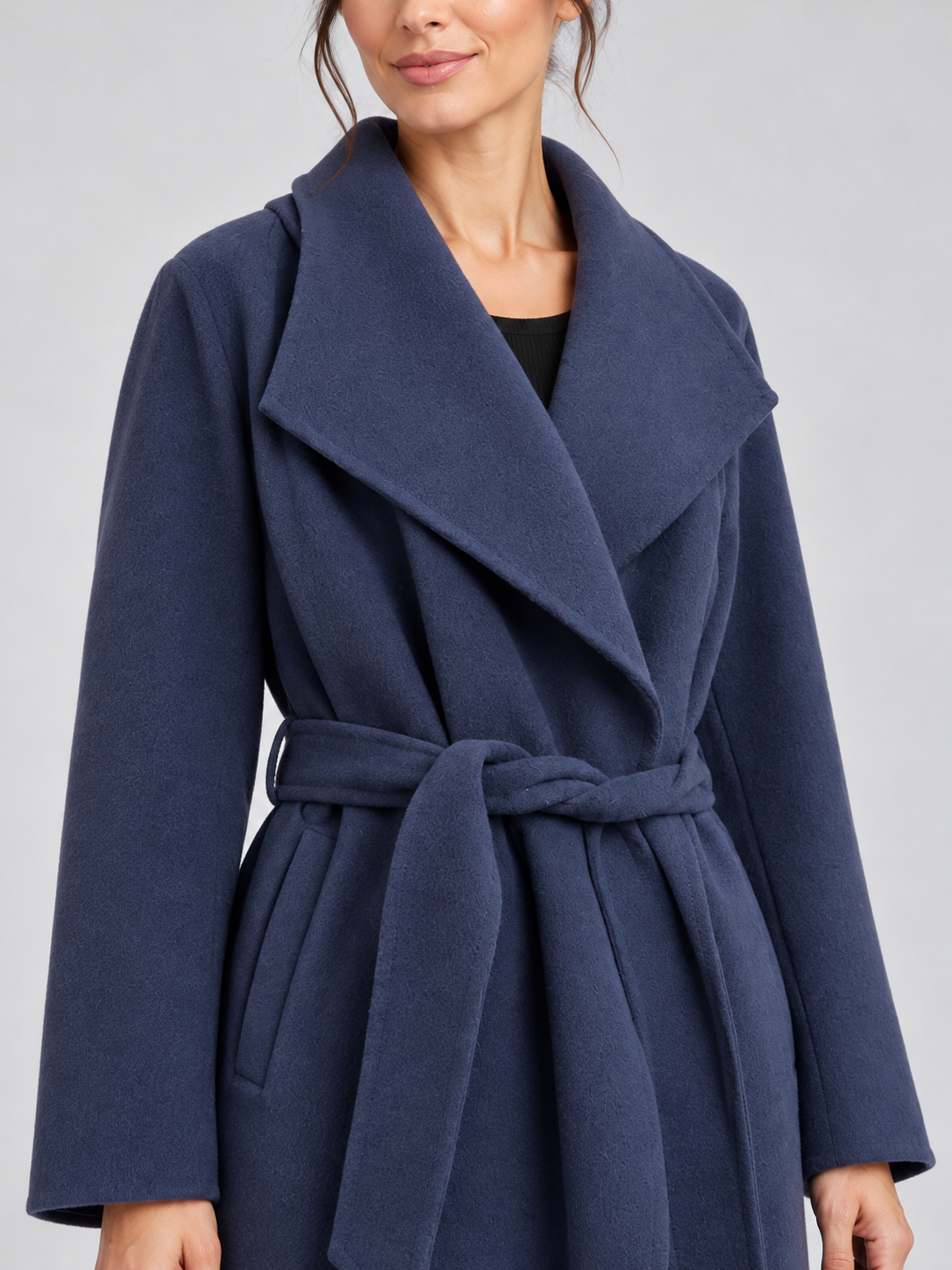 Cappotto donna Alessia Santi blu con cintura - dettaglio - immagine elaborata con IA