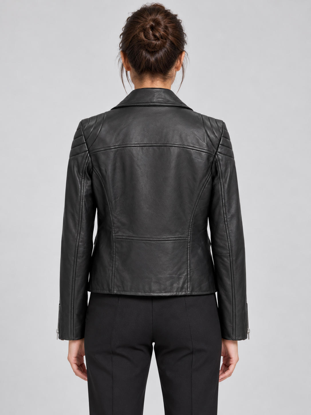 Chiodo donna Pinko nero in pelle di pecora - retro - immagine elaborata con IA