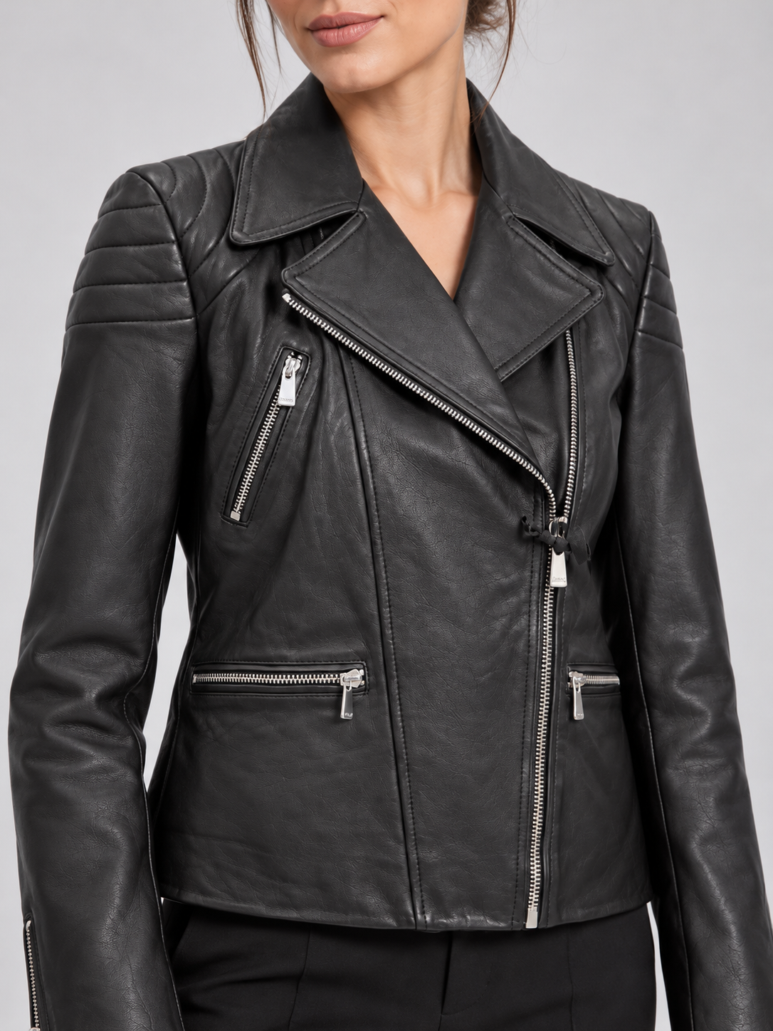 Chiodo donna Pinko nero in pelle di pecora - dettaglio - immagine elaborata con IA