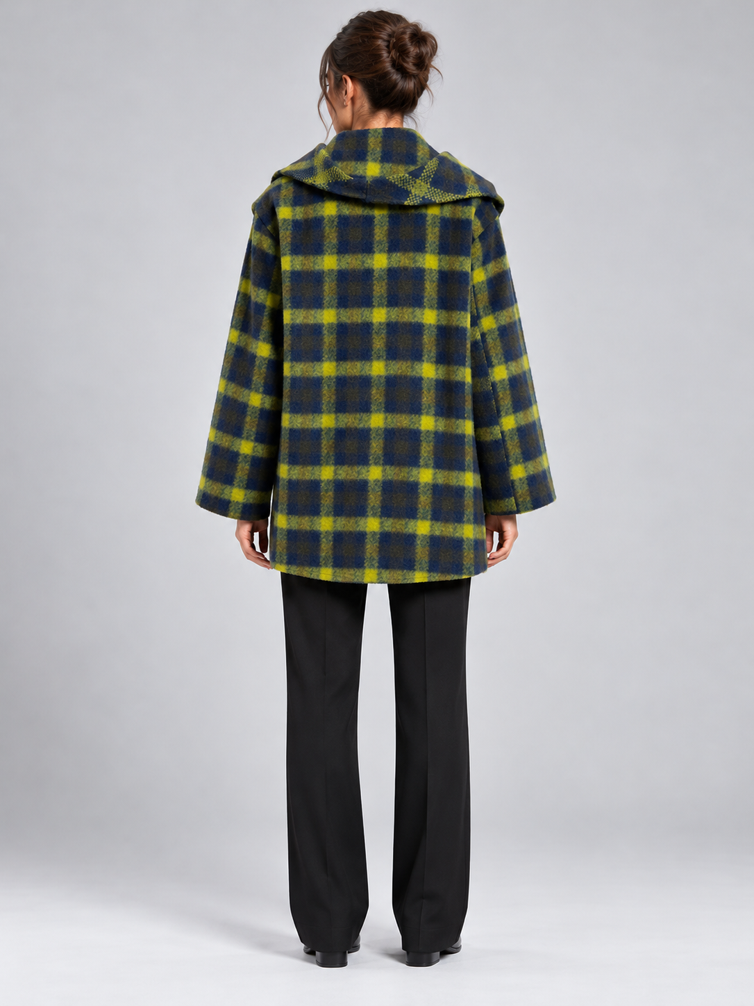 Cappotto donna HAVEONE a quadri con sciarpa - retro - immagine elaborata con IA