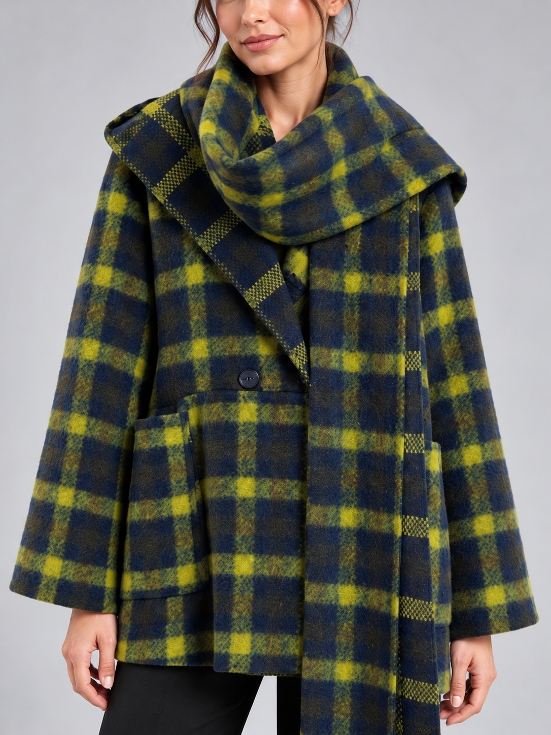 Cappotto donna HAVEONE a quadri con sciarpa - dettaglio - immagine elaborata con IA