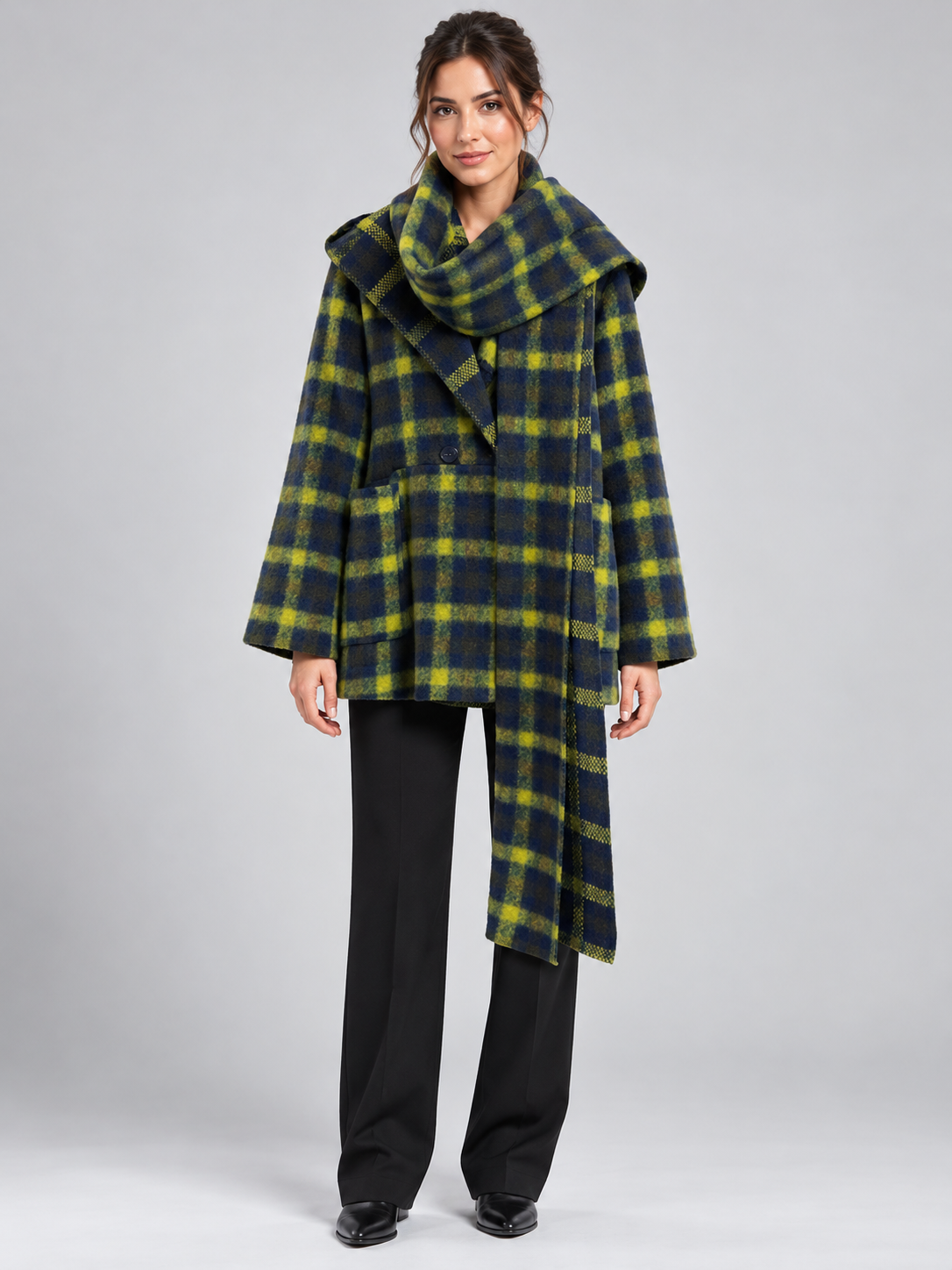 Cappotto donna HAVEONE a quadri con sciarpa - fronte - immagine elaborata con IA