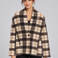 Cappotto donna Motel a quadri - fronte - immagine elaborata con IA
