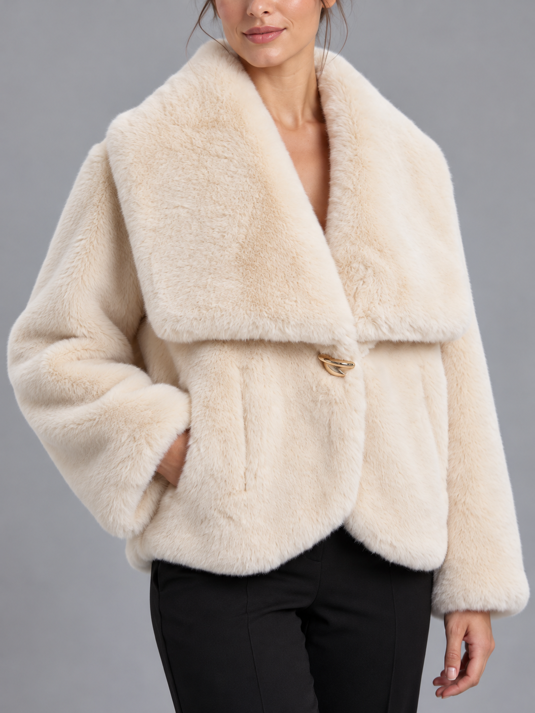Cappotto a pellicciotto donna Dixie panna - dettaglio - immagine elaborata con IA