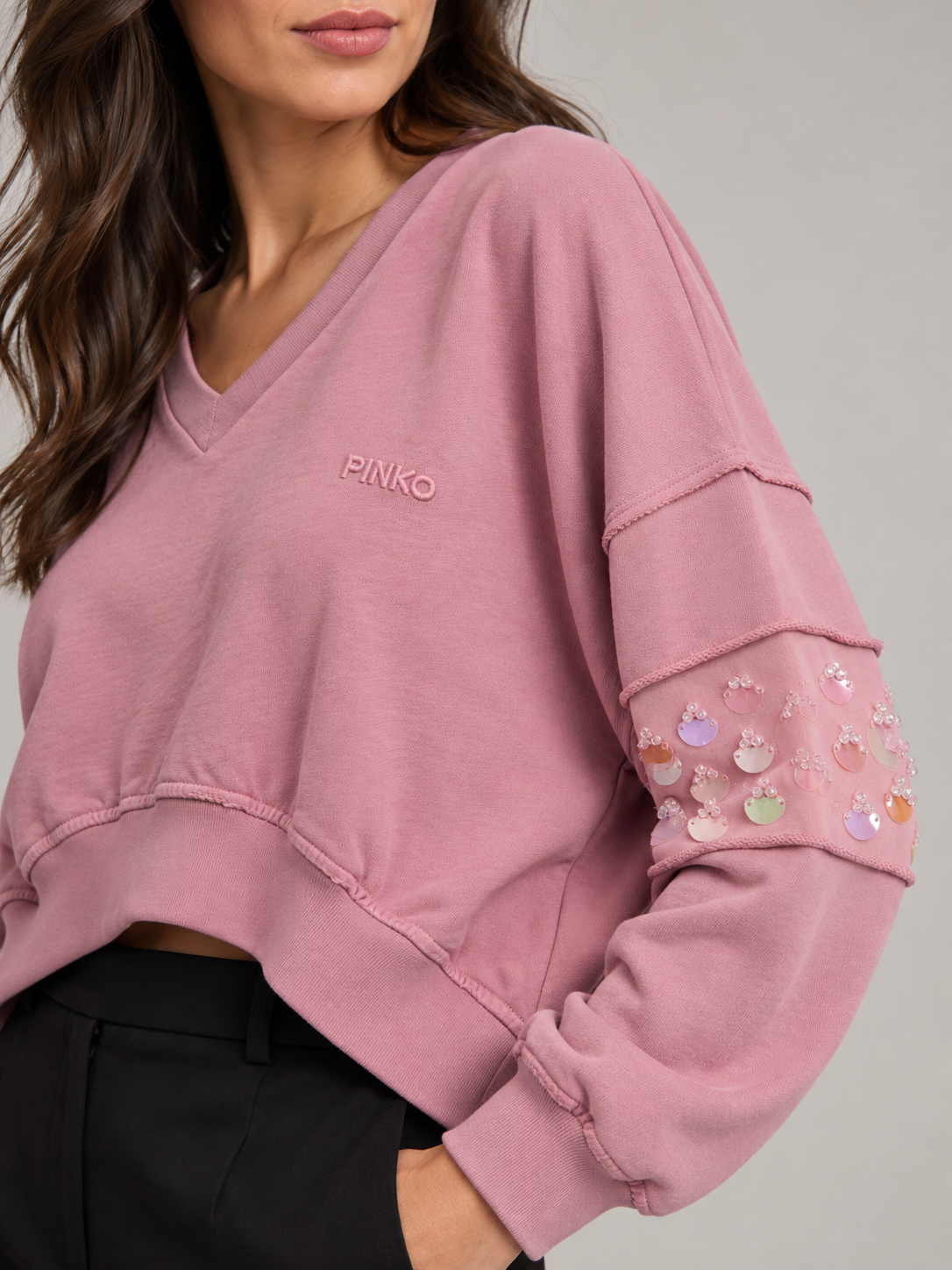 Felpa Pinko rosa con applicazioni sulle maniche - dettaglio