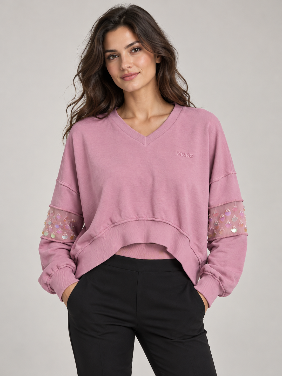 Felpa Pinko rosa con applicazioni sulle maniche - fronte