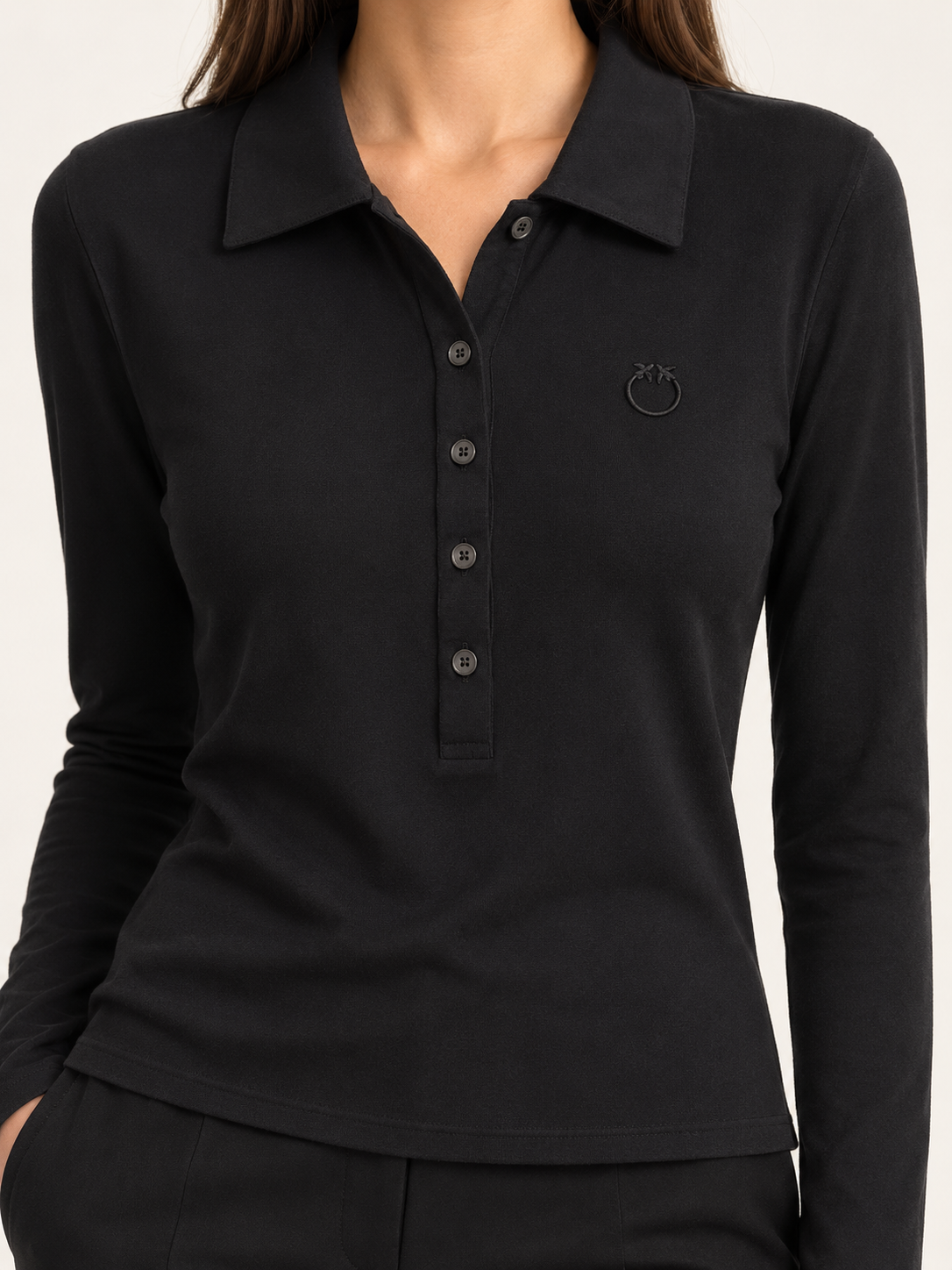 Polo Pinko donna nera a maniche lunghe - dettaglio su modella virtuale