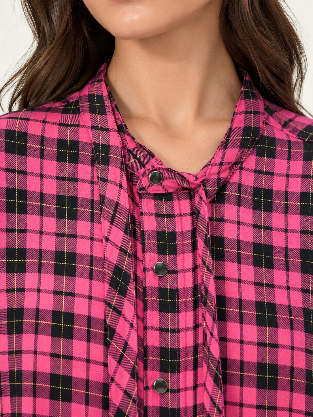 Camicia Pinko donna a quadri rosa e neri - dettaglio su modella virtuale
