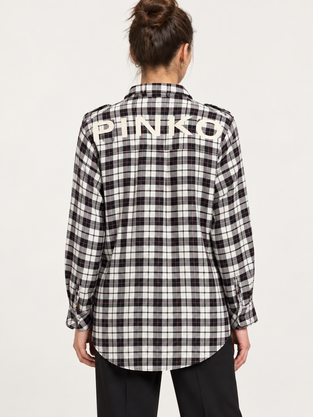 Camicia Pinko donna a quadri bianchi e neri - retro su modella virtuale