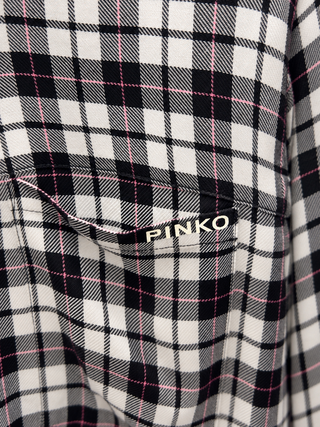 Camicia Pinko donna a quadri bianchi e neri - dettaglio su modella virtuale