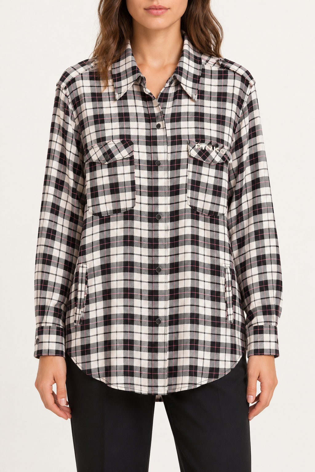 Camicia Pinko donna a quadri bianchi e neri - fronte su modella virtuale
